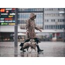 Brauner reflektierender Damen-Regenmantel / Regenjacke in LEO-Braun mit reflektierendem Regenbogeneffekt
